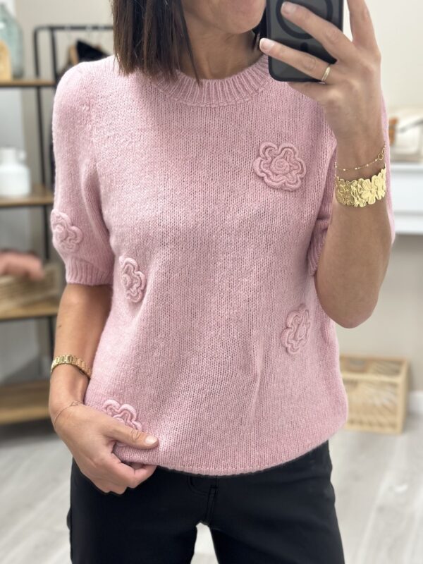 Pull petites manches rose avec des roses sur le devant, pantalons enduit noir