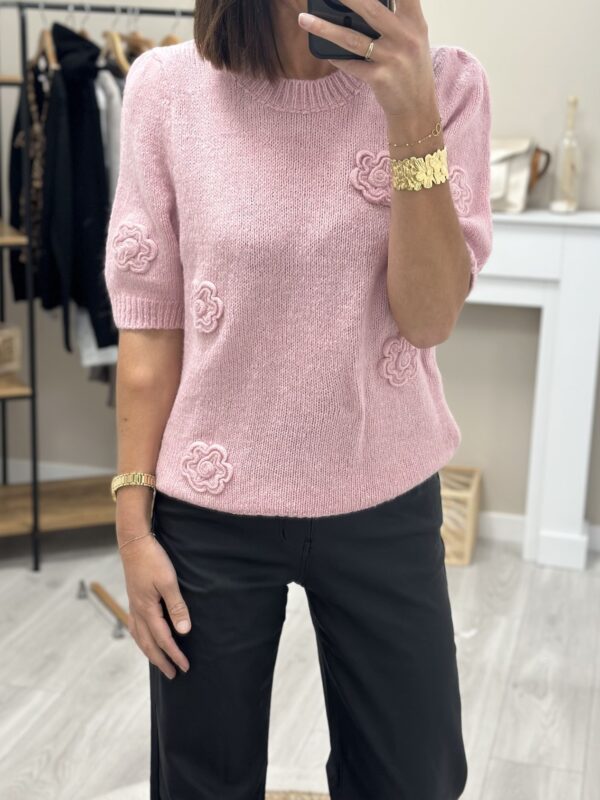 Pull petites manches rose avec des roses sur le devant, pantalons enduit noir