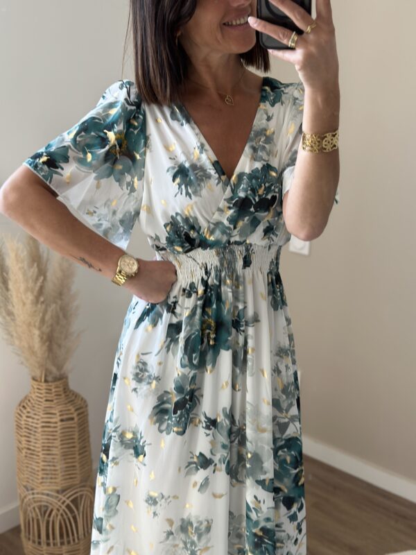 Robe longue fluide, ver et blanc, touche doré , petites manches fluides, longues cache coeur