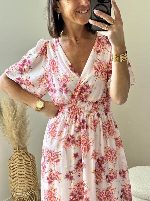 Robe longue fluide imprimé rose, manches courtes fluides, col cache coeur, doublée