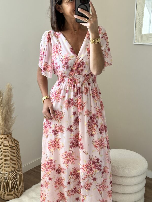 Robe longue fluide, imprimé rose, manches courtes fluides, col cache coeur